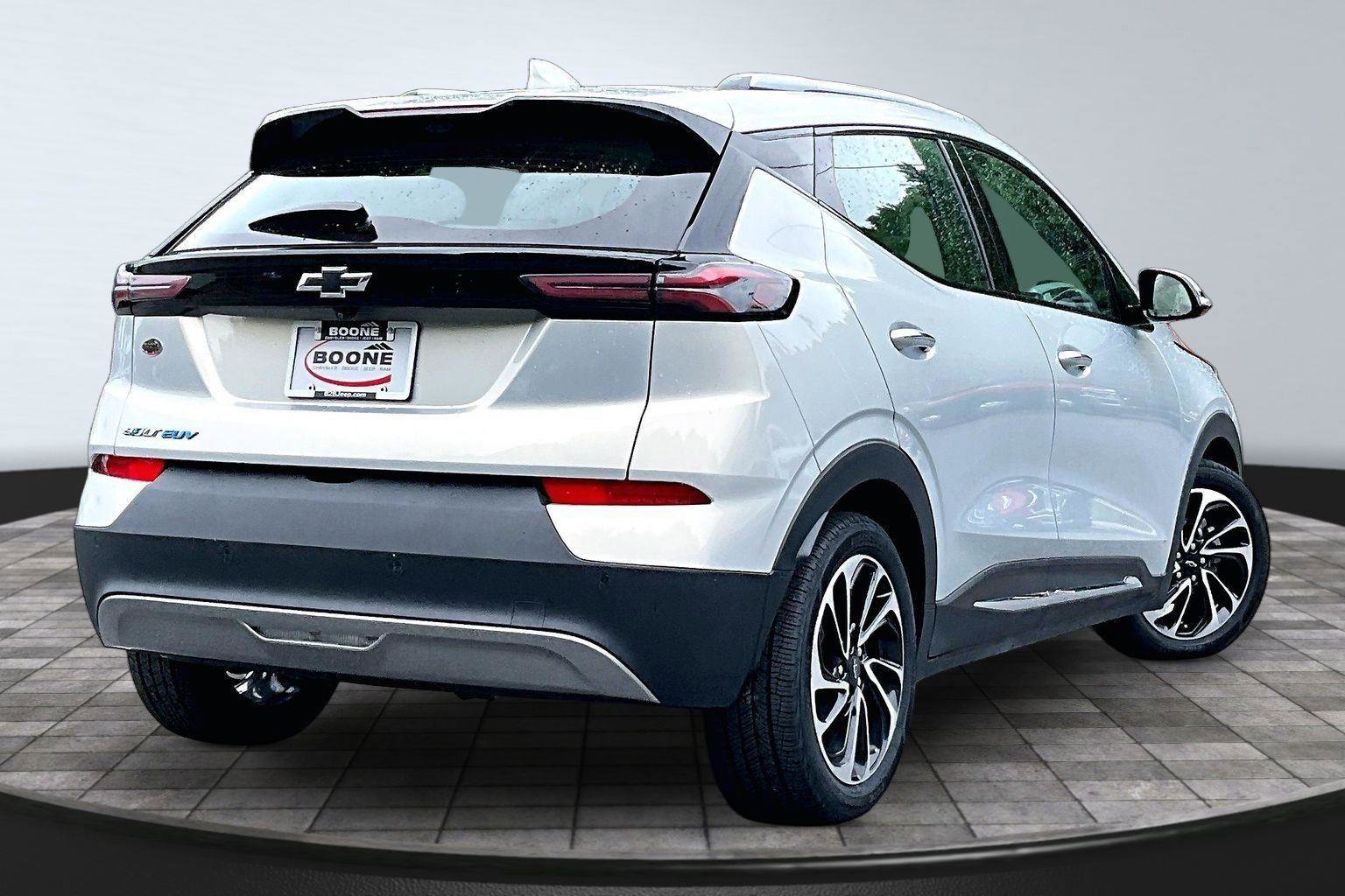 Used 2022 Chevrolet Bolt EUV Premier w/ Sun & Sound Package FWD image 13