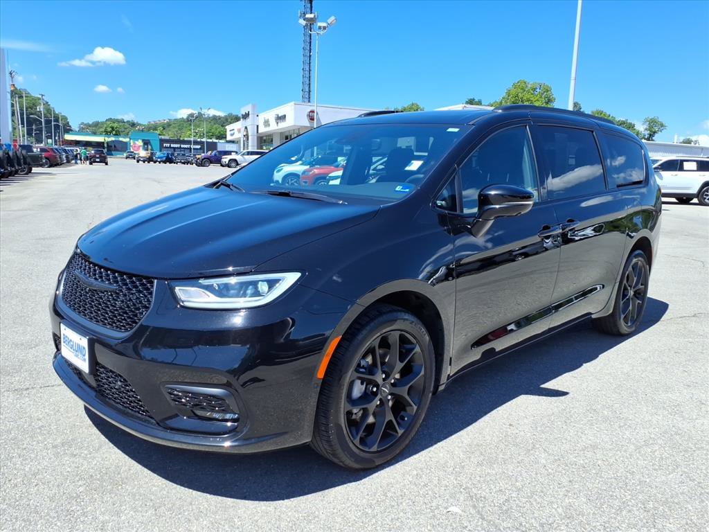 Used 2024 Chrysler Pacifica Limited w/ Uconnect Theater Family Group AWD/4WD image 8