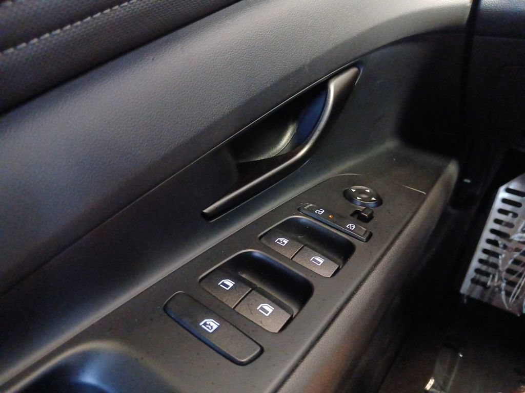 Used 2025 Hyundai Elantra Sport FWD image 21