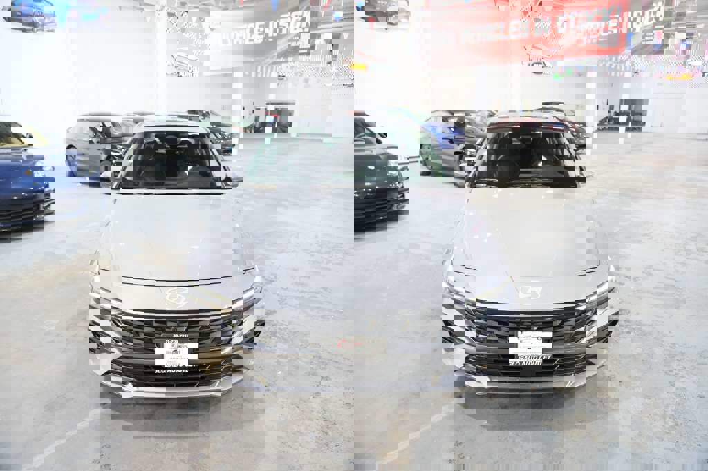 Used 2024 Hyundai Elantra Limited image 3
