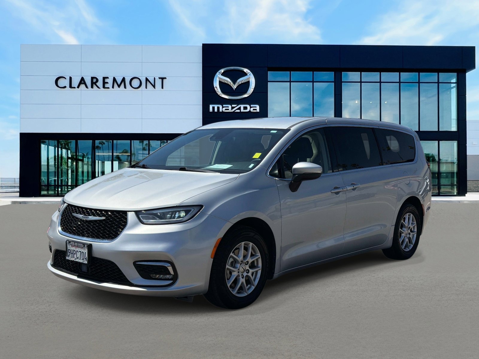 Used 2023 Chrysler Pacifica Touring-L FWD image 3