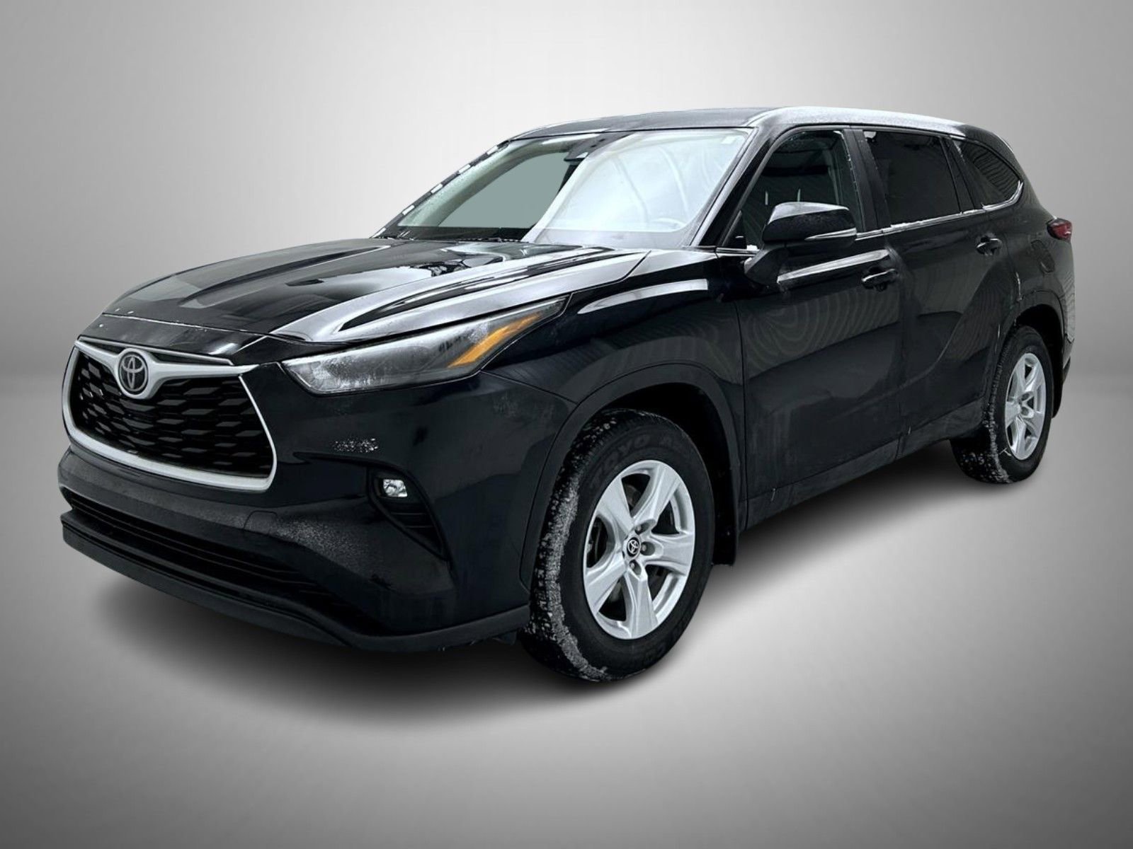 Used 2024 Toyota Highlander LE AWD/4WD image 1