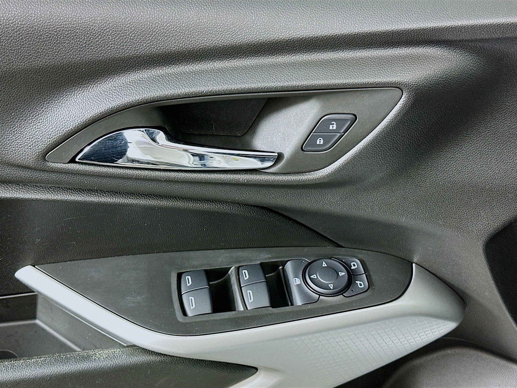 Used 2024 Chevrolet Trax LS w/ LS Convenience Package image 15