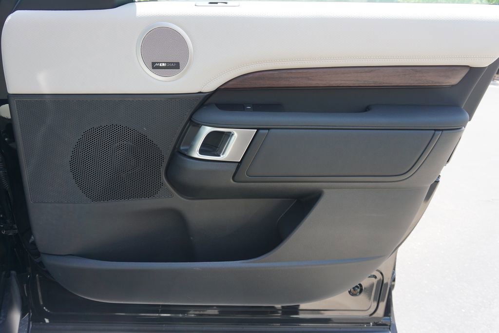 New 2025 Land Rover Discovery Dynamic SE image 21