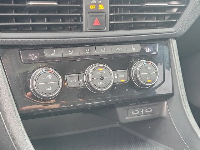 Used 2024 Volkswagen Jetta SE w/ Panoramic Sunroof Package FWD image 25