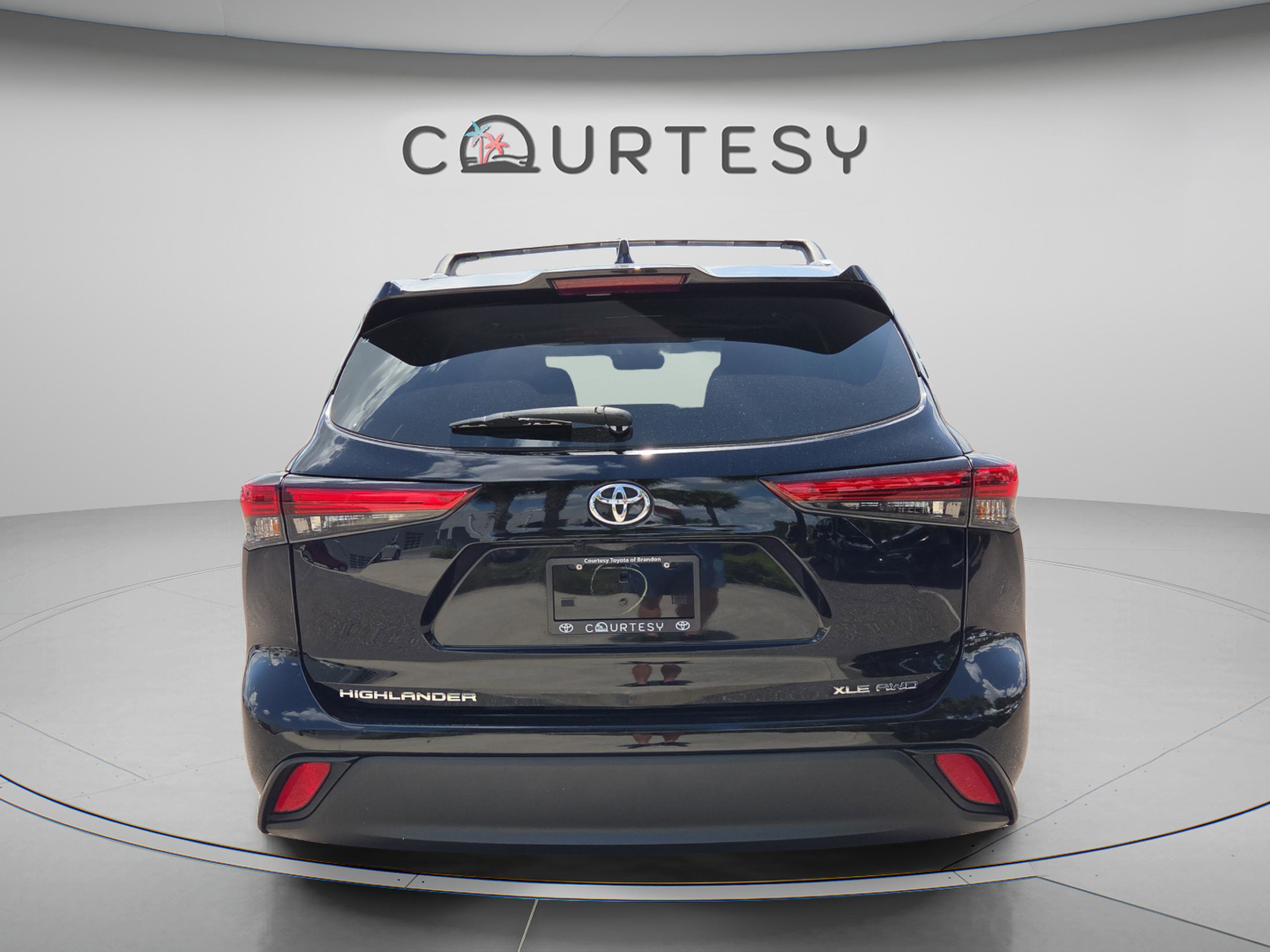 Used 2023 Toyota Highlander XLE image 4