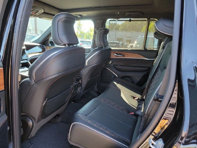 Used 2026 Jeep Grand Cherokee Summit w/ Obsidian Package AWD/4WD image 15