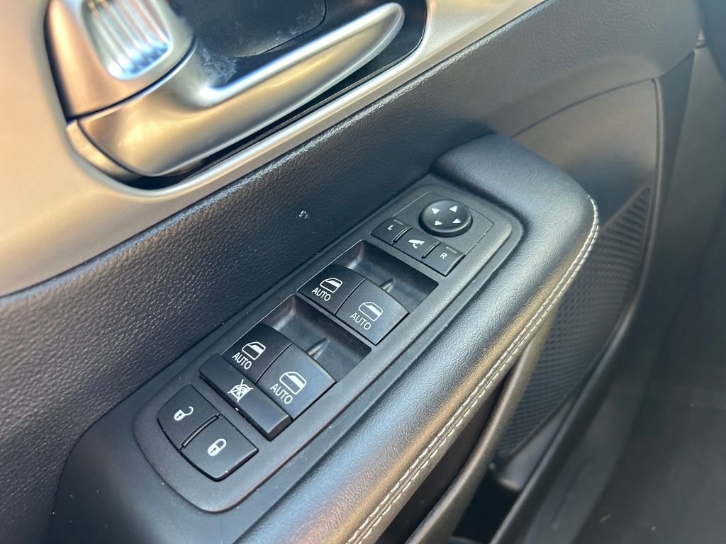 Certified 2025 Chrysler Pacifica Limited image 20