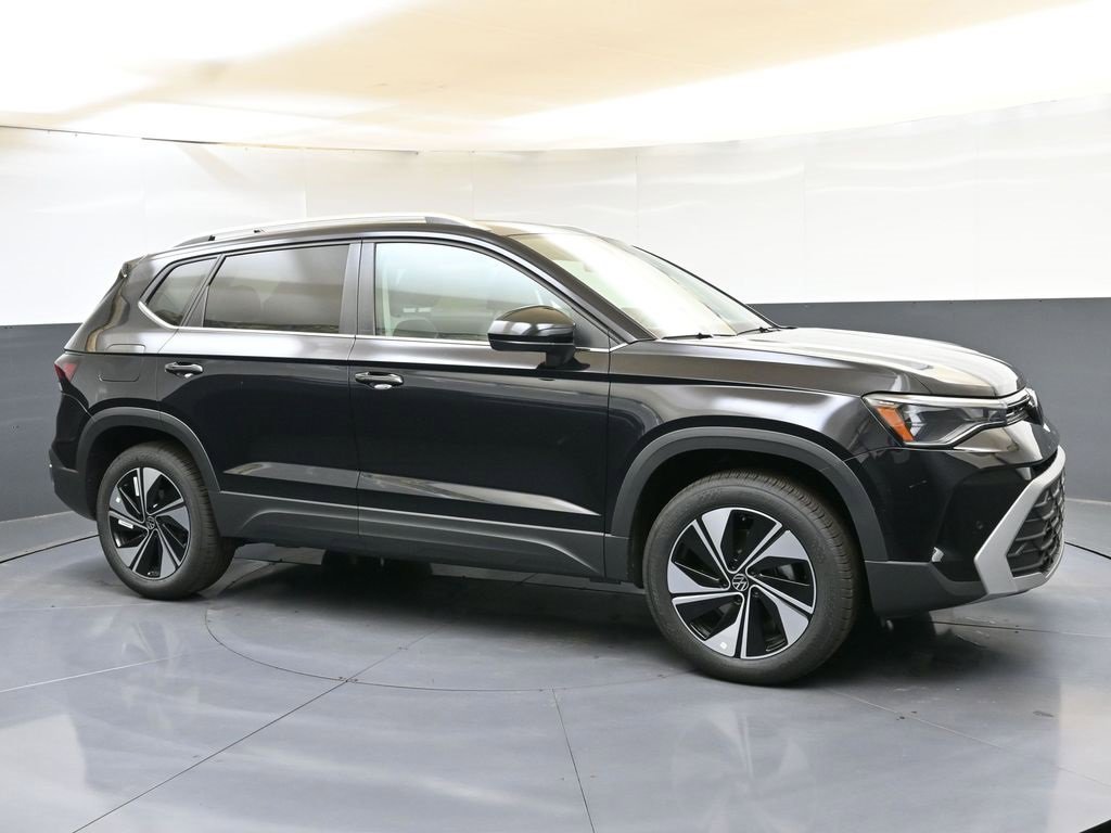 New 2025 Volkswagen Taos SE image 7