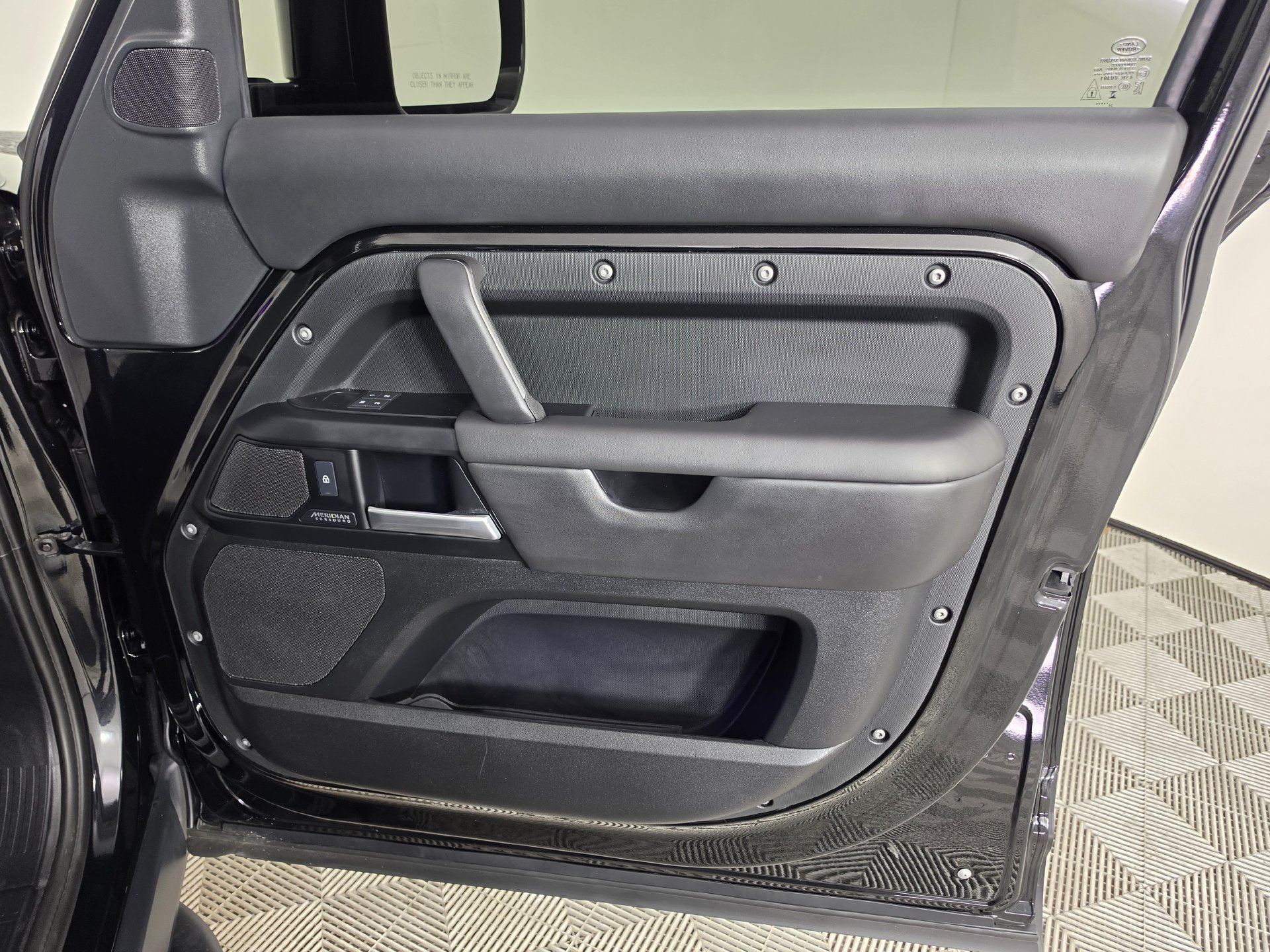 Used 2025 Land Rover Defender 130 X-Dynamic SE AWD/4WD image 33