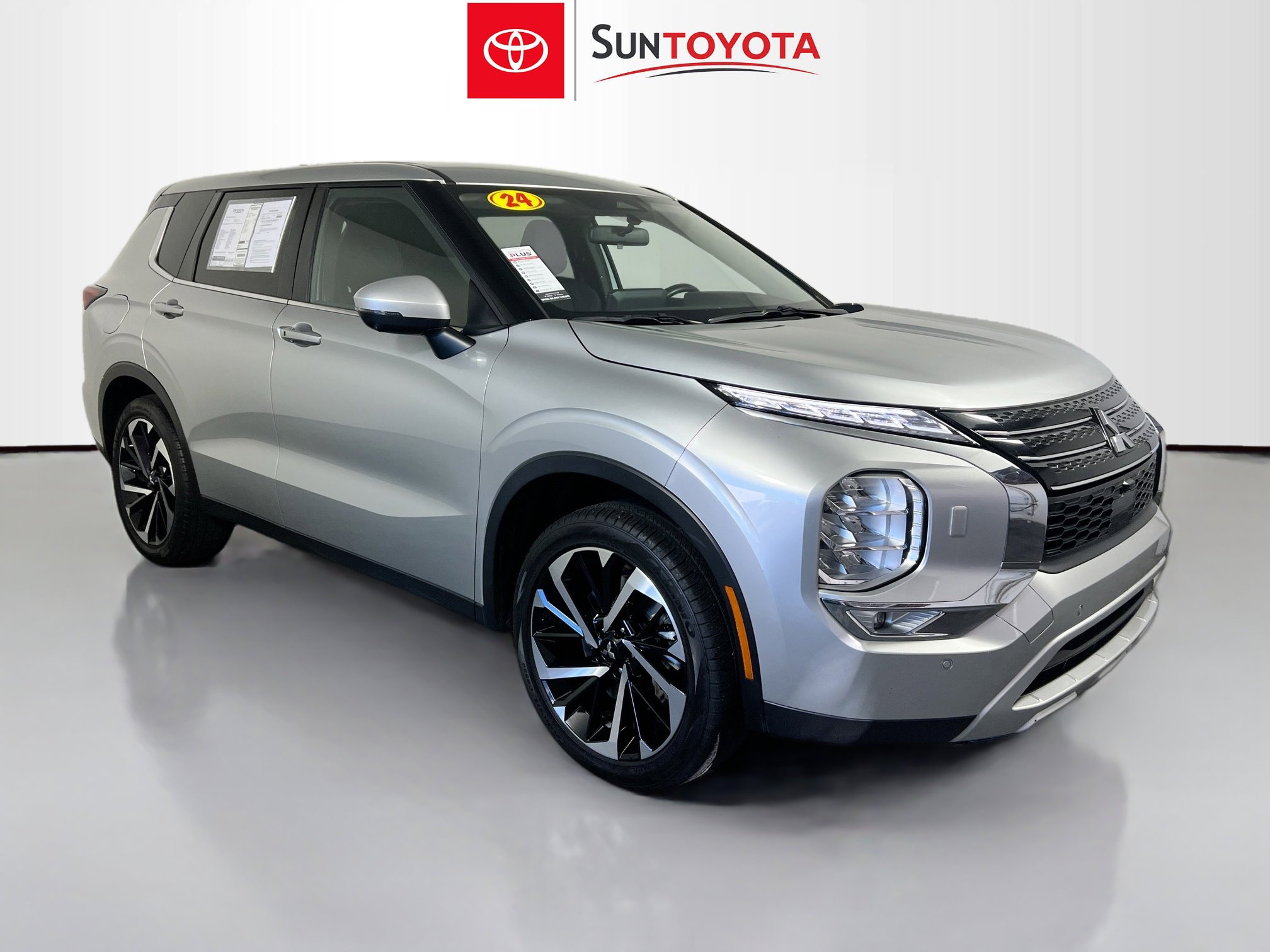 Used 2024 Mitsubishi Outlander SE image 1