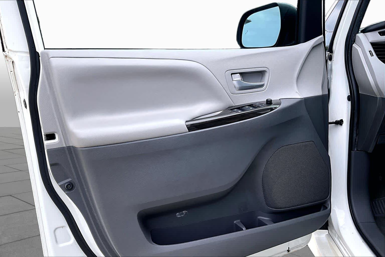 Used 2020 Toyota Sienna XLE Premium FWD image 20