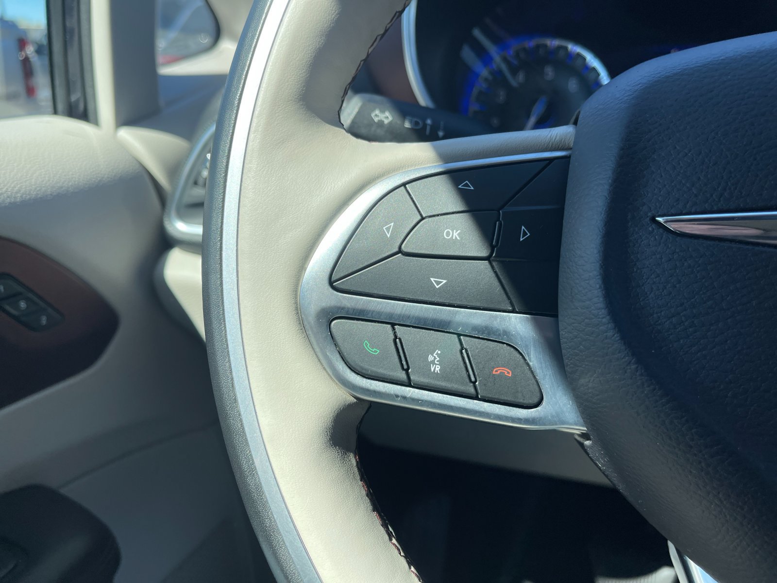 Used 2020 Chrysler Pacifica Limited FWD image 27