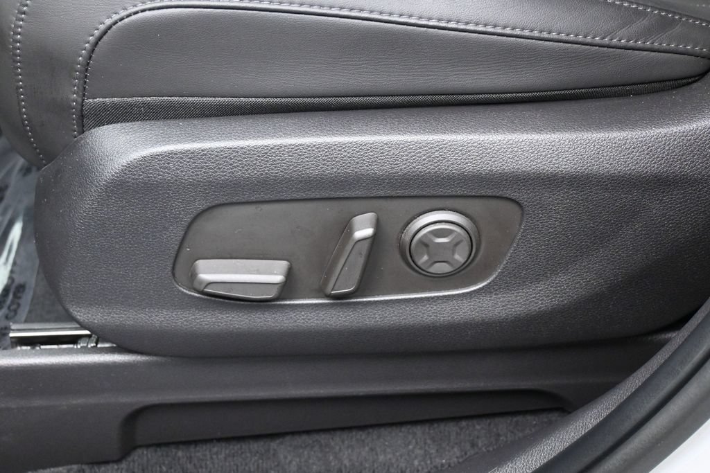 Used 2025 Kia Carnival EX FWD image 12