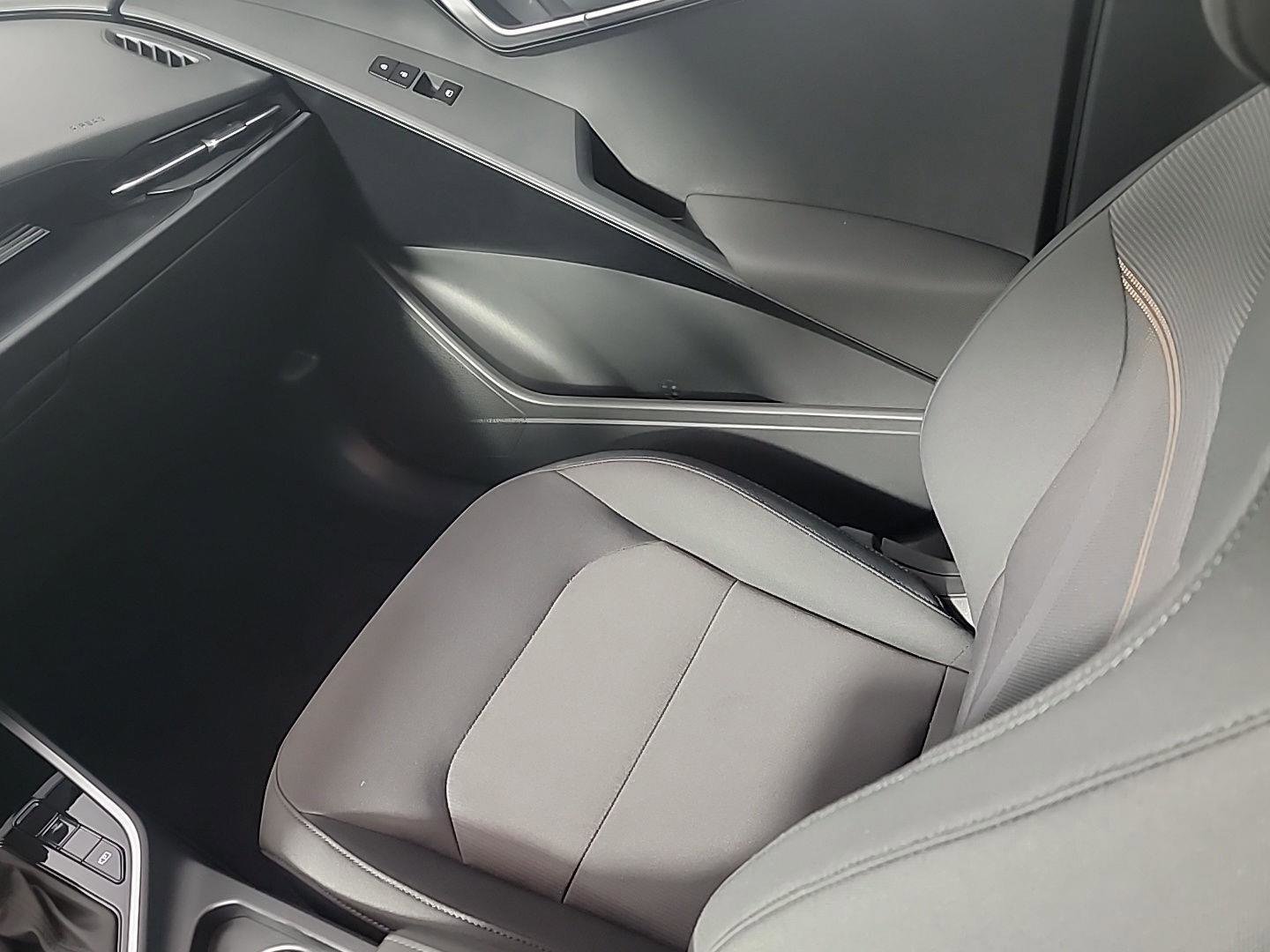 Used 2025 Kia Niro LX image 23