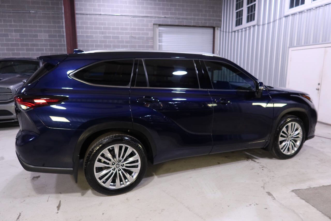 Used 2024 Toyota Highlander Platinum image 6