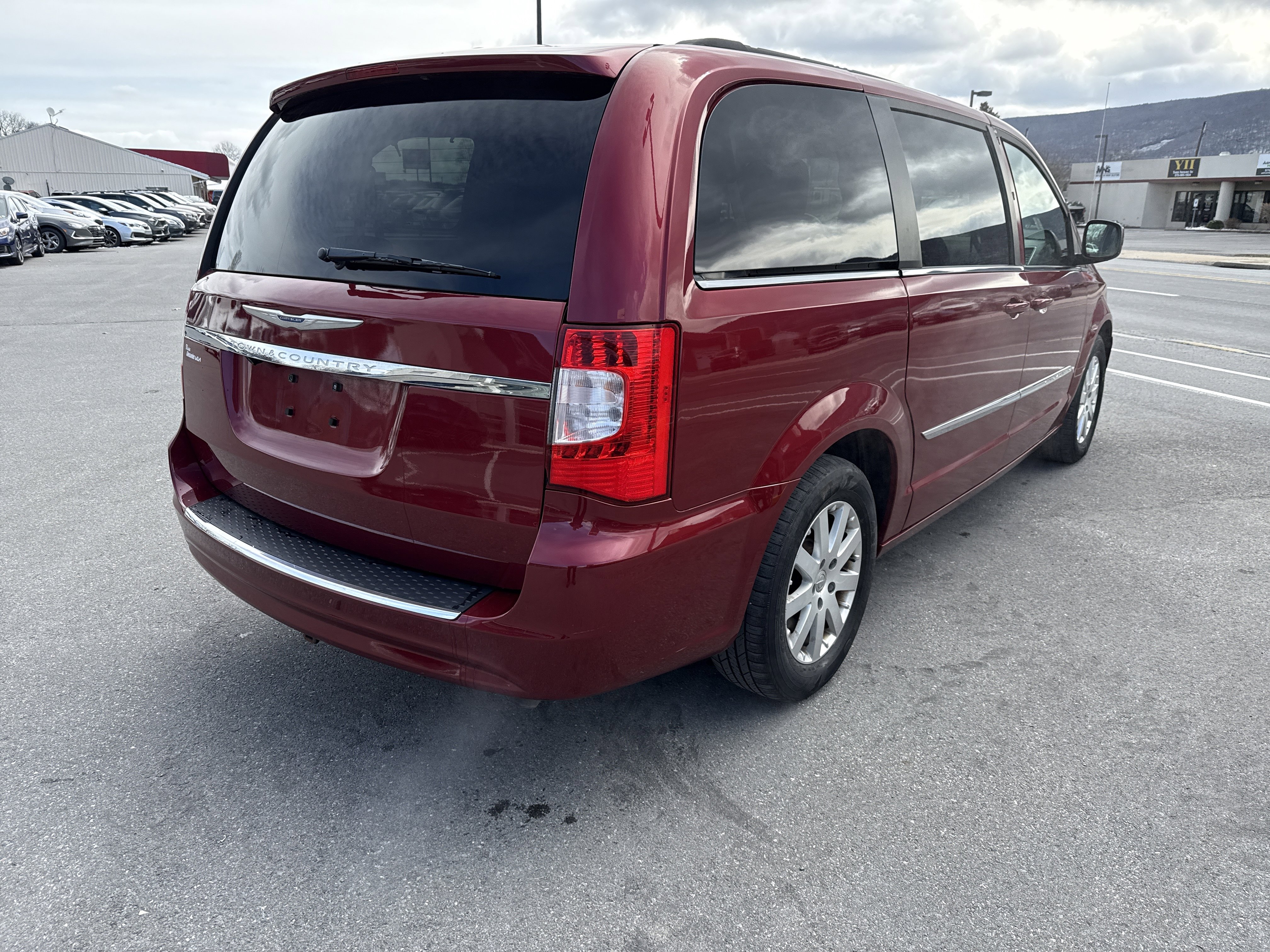Used 2013 Chrysler Town & Country Touring video 3