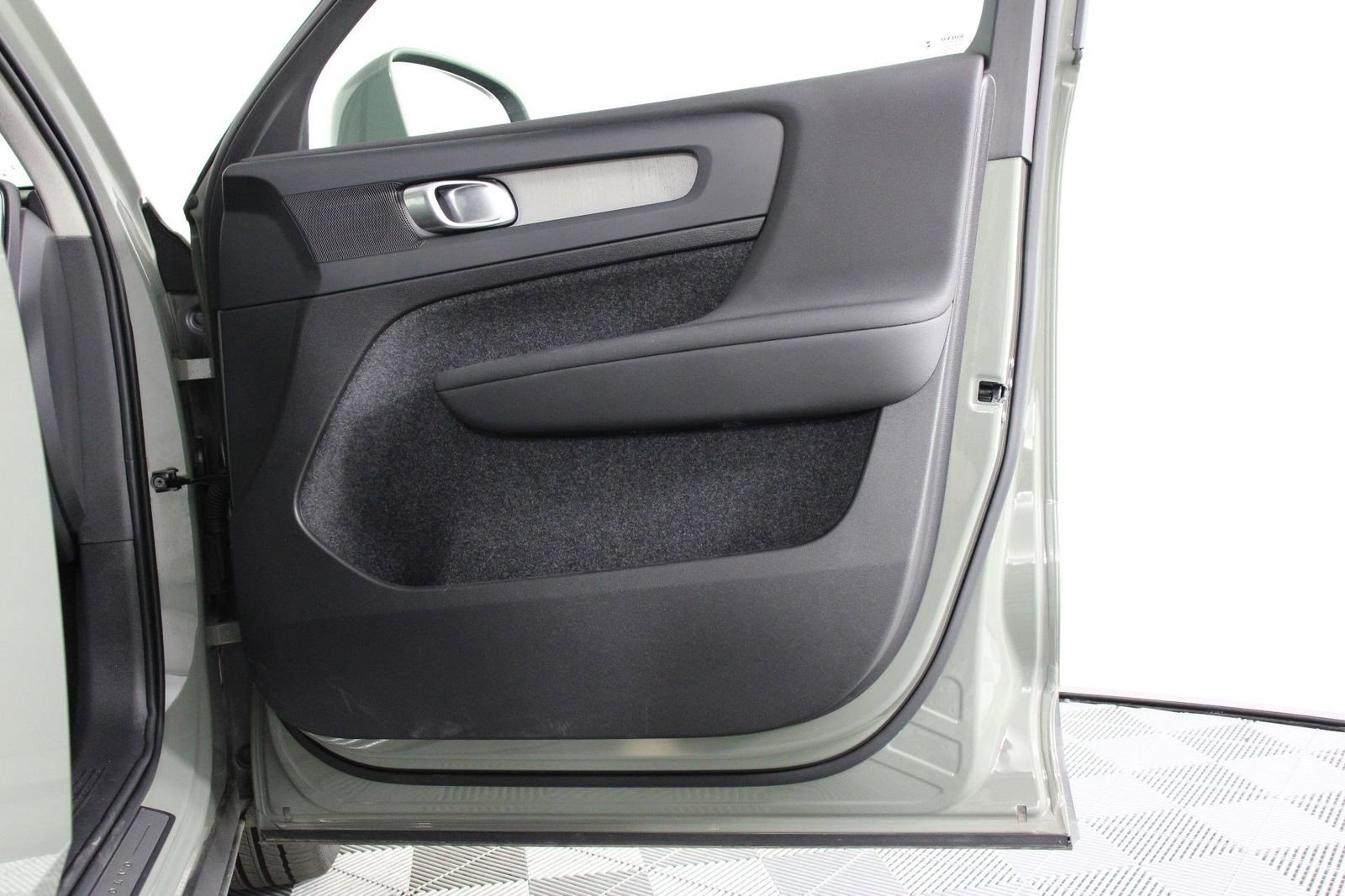 Certified 2025 Volvo XC40 B5 Plus image 21