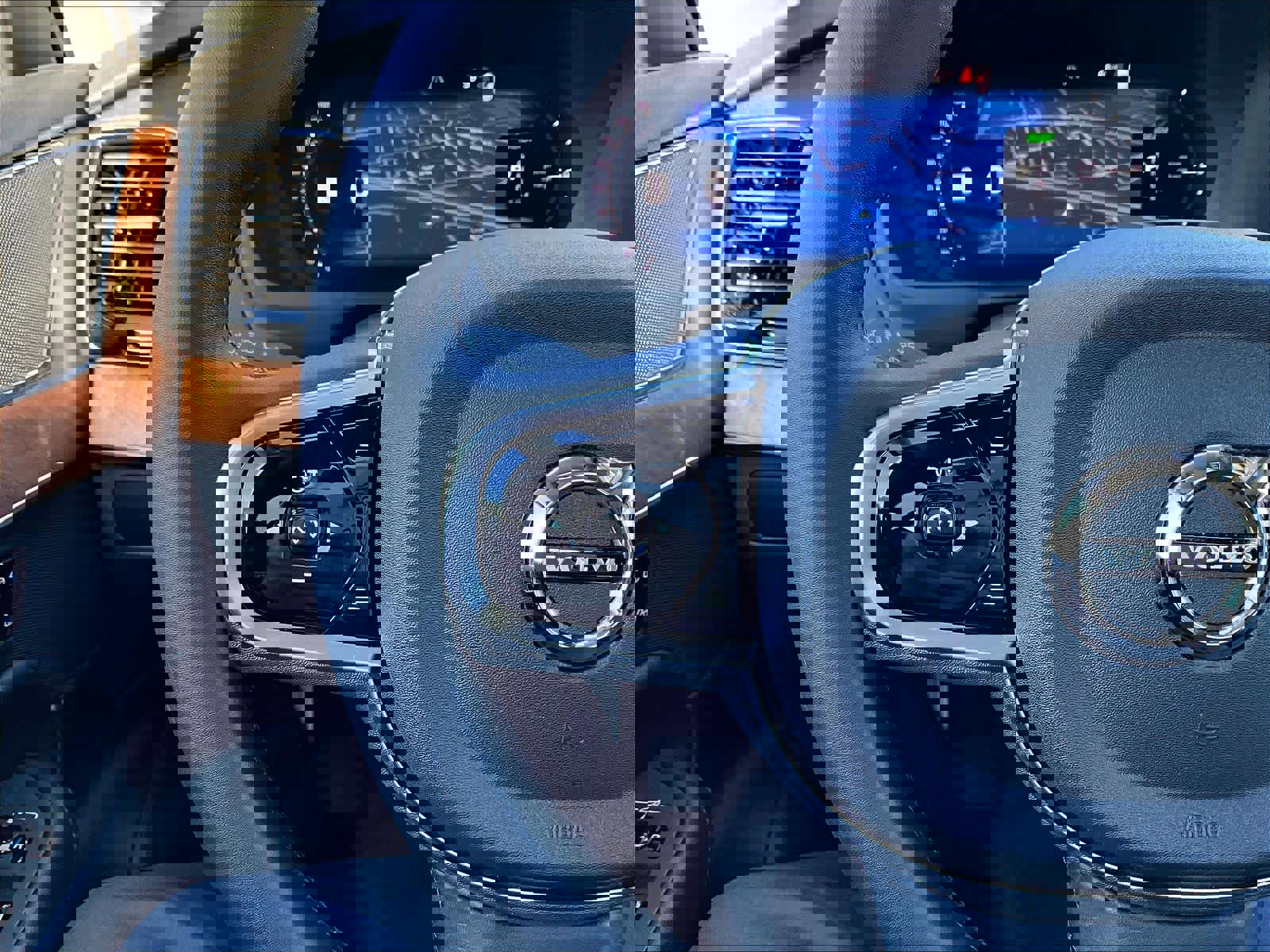 Used 2025 Volvo XC90 T8 Plus w/ Protection Package Premier image 20