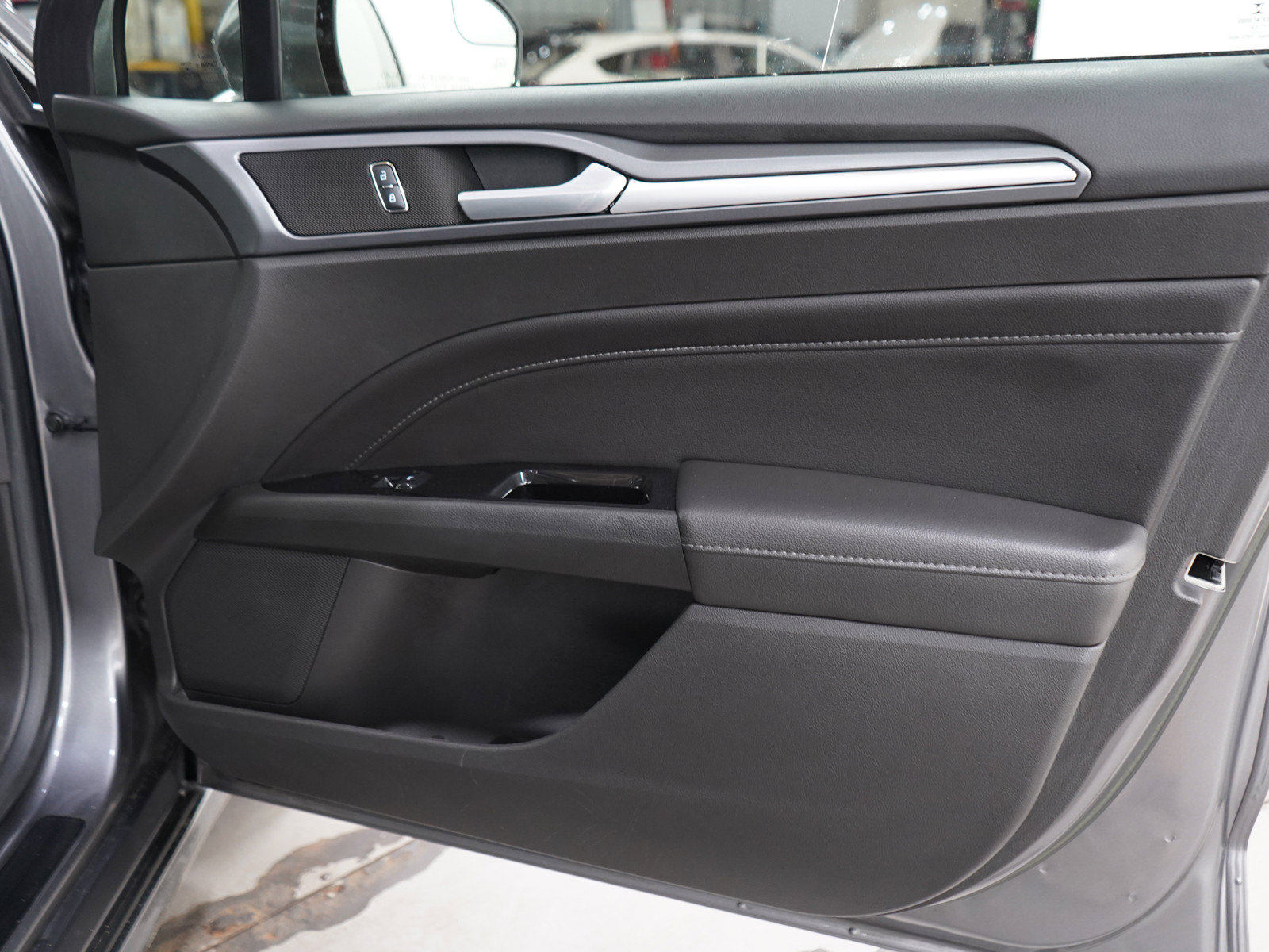 Used 2014 Ford Fusion Titanium FWD image 9