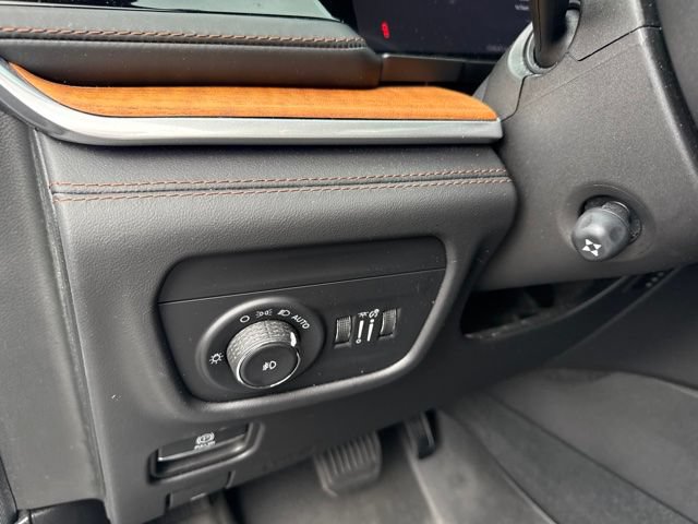 Used 2023 Jeep Grand Cherokee Summit AWD/4WD image 9
