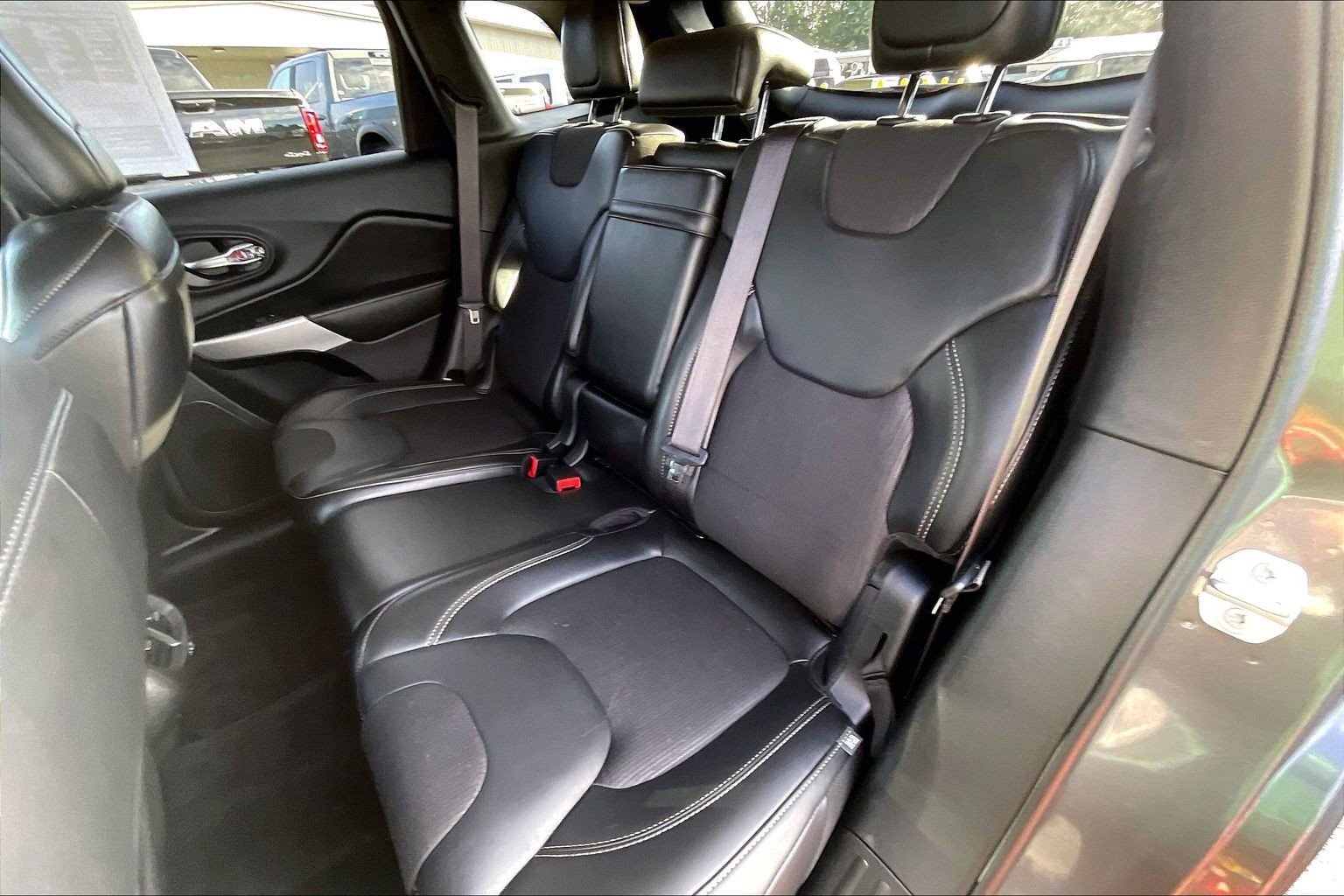 Used 2018 Jeep Cherokee Latitude Plus w/ Comfort/Convenience Group image 25