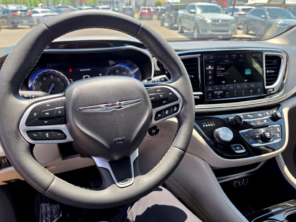 Used 2023 Chrysler Pacifica Limited FWD image 19