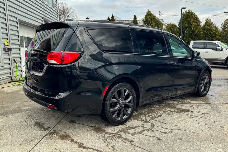 Used 2018 Chrysler Pacifica Touring-L w/ Premium Audio Group image 3