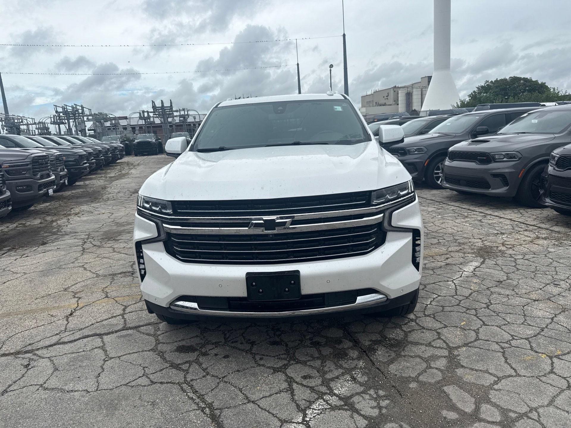 Used 2022 Chevrolet Tahoe LT w/ Luxury Package AWD/4WD image 2