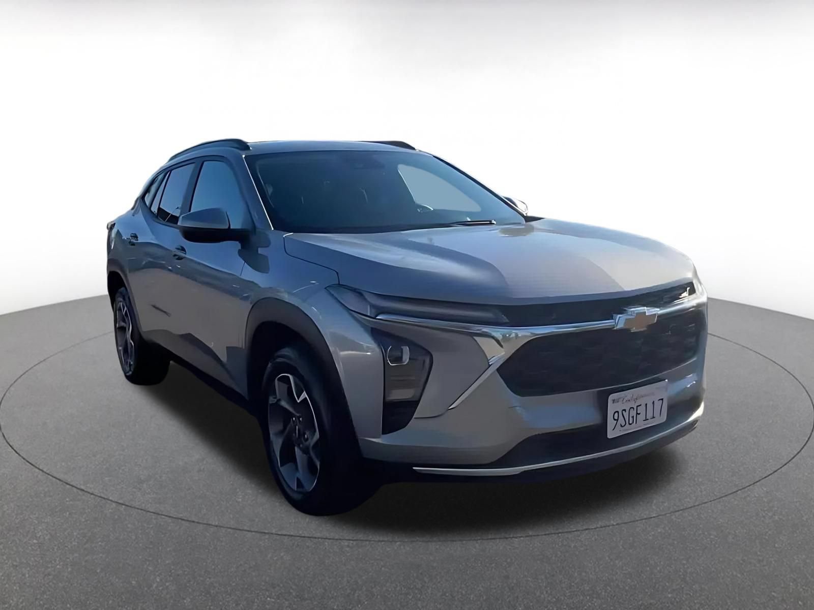 Used 2025 Chevrolet Trax LT FWD image 3
