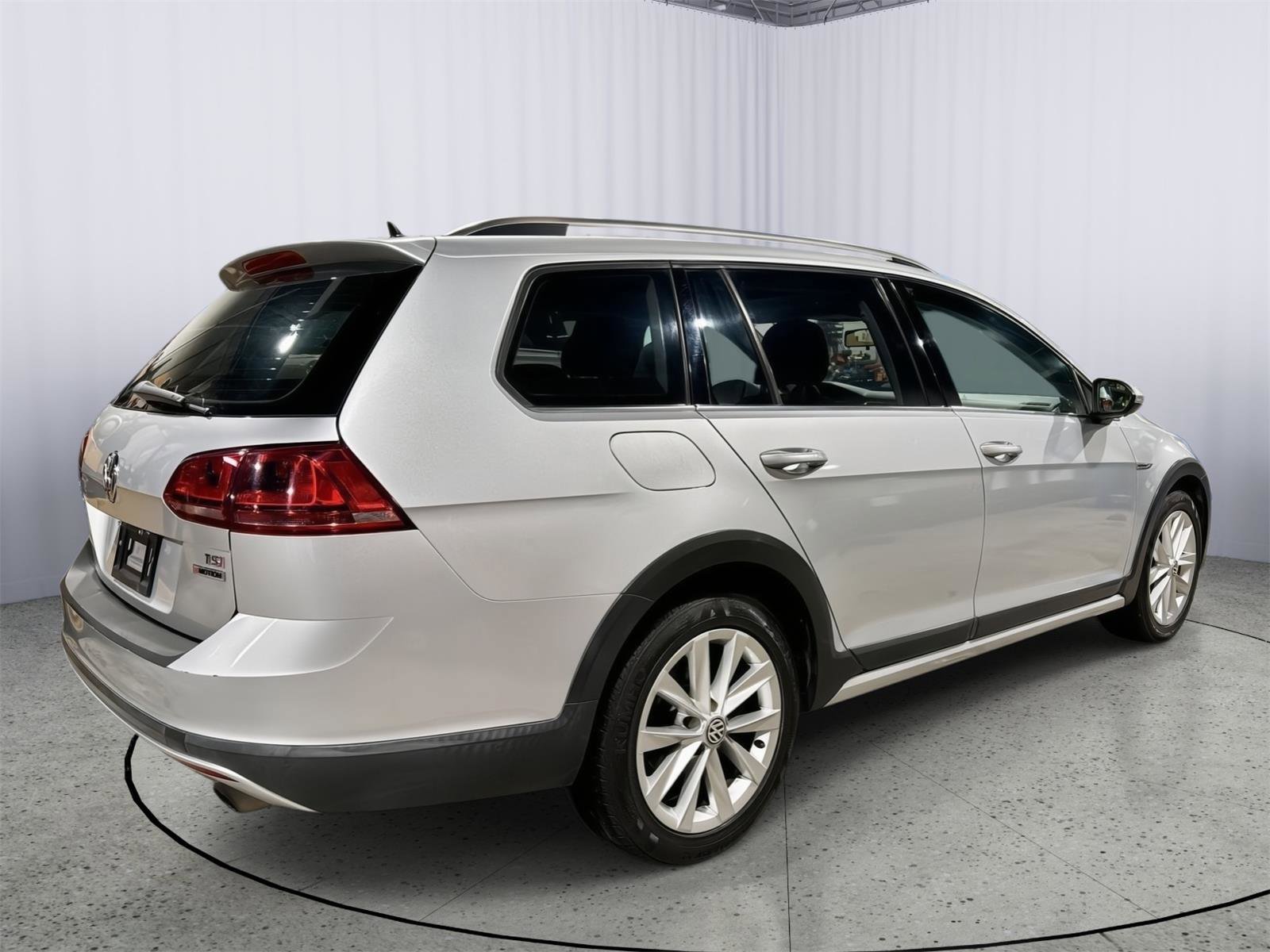 Used 2017 Volkswagen Golf Alltrack SE image 6