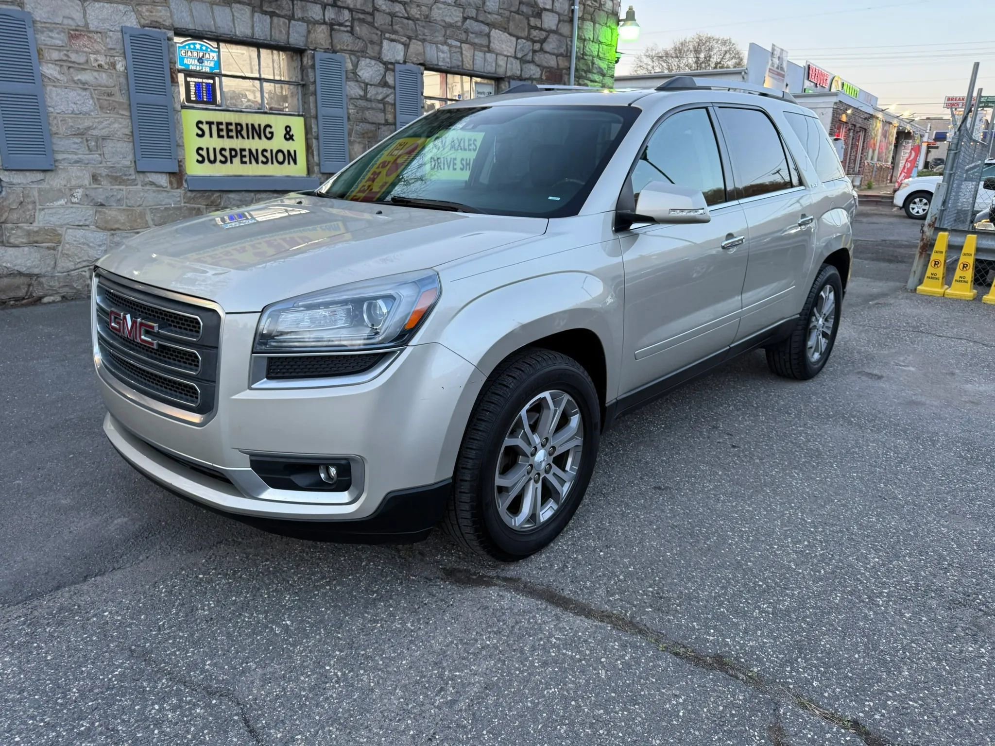 Used 2016 GMC Acadia SLT w/ Open Road Package FWD image 2