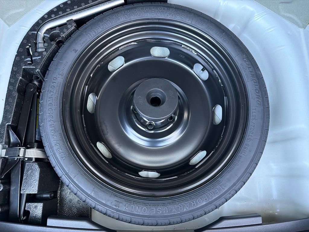 Used 2024 Volkswagen Taos SE w/ MDO Package image 32