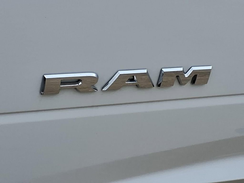 Used 2025 RAM 3500 Laramie AWD/4WD image 12