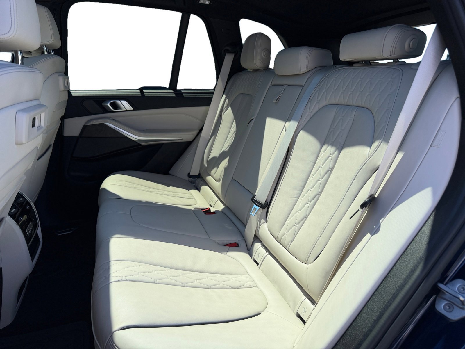 Used 2020 BMW X5 M50i w/ Executive Package AWD/4WD image 16