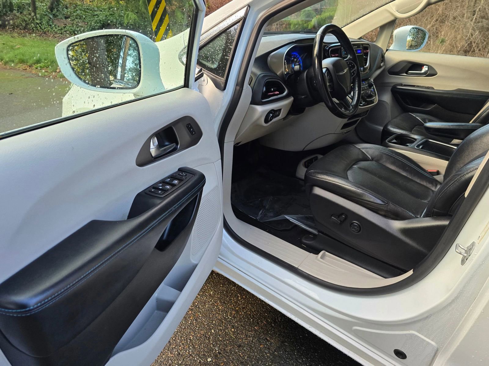 Used 2021 Chrysler Pacifica Touring-L image 19