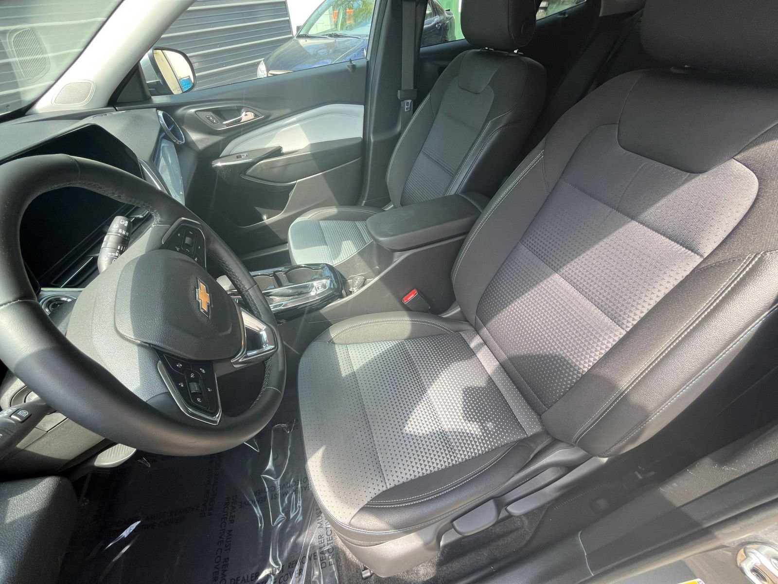 Used 2025 Chevrolet Trax LT w/ LT Convenience Package FWD image 31