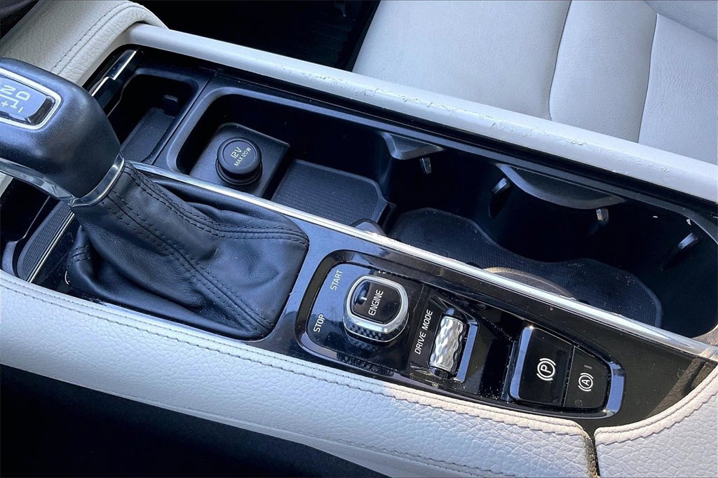 Used 2017 Volvo XC90 T6 Momentum w/ Vision Package image 24