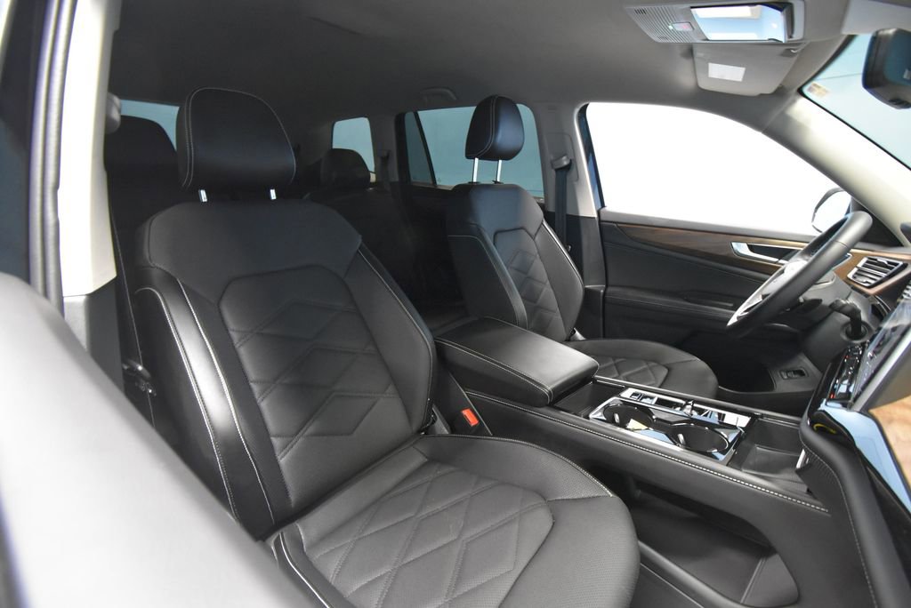 Used 2024 Volkswagen Atlas SE w/ Black Wheel Package image 23