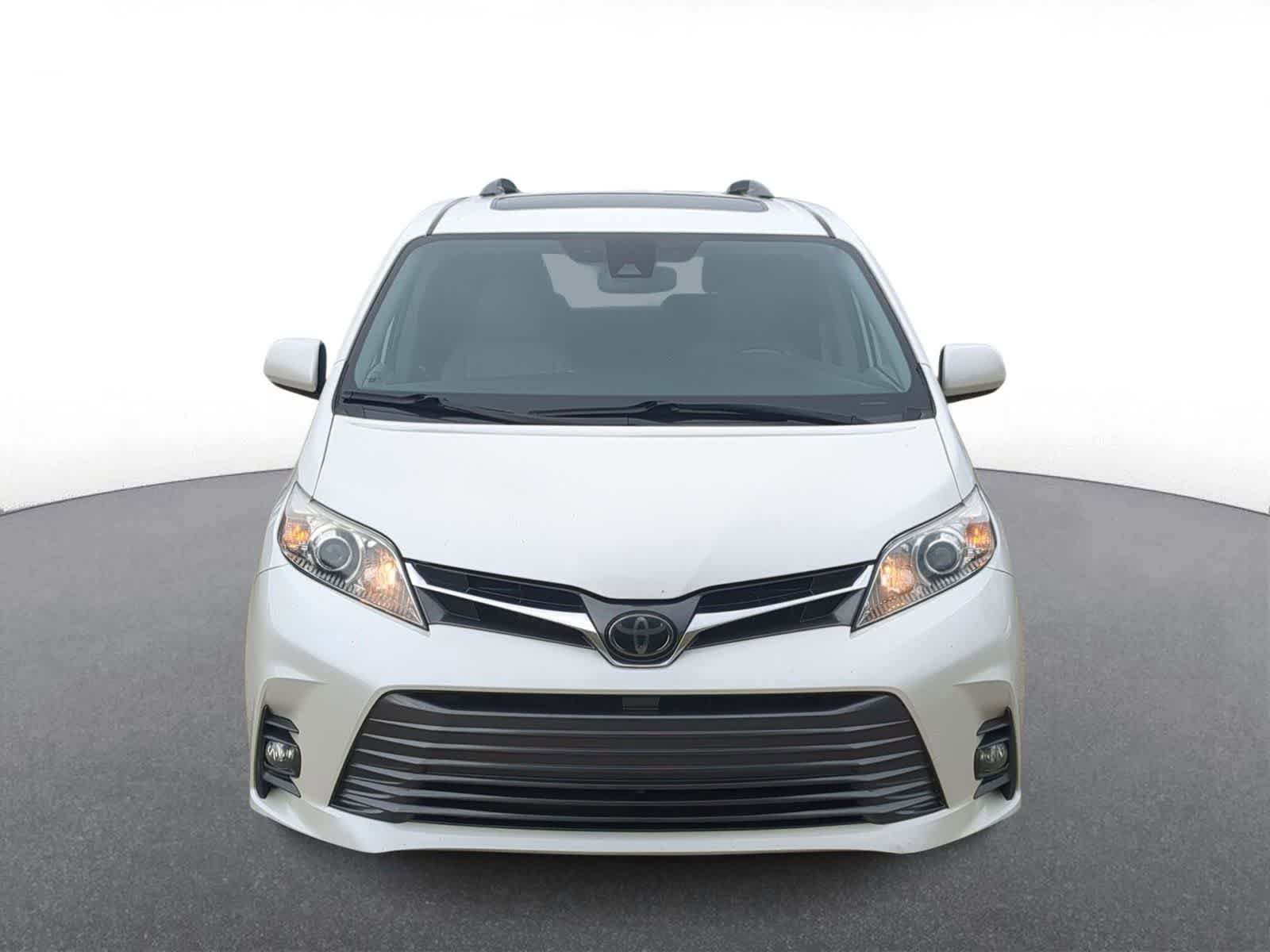 Used 2020 Toyota Sienna XLE w/ XLE Navigation Package FWD image 3