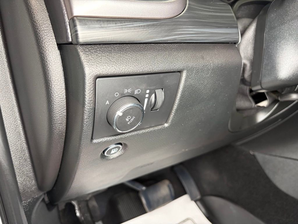 Used 2020 Jeep Grand Cherokee Laredo AWD/4WD image 14