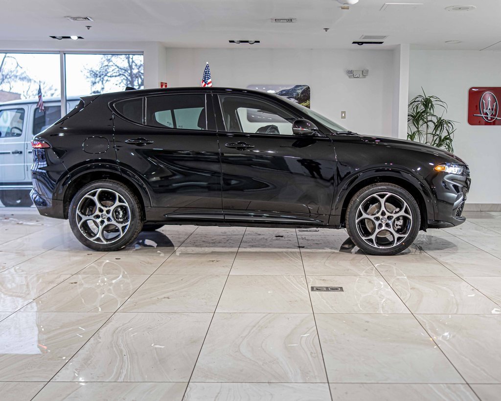 New 2025 Alfa Romeo Tonale w/ Premium Package image 9