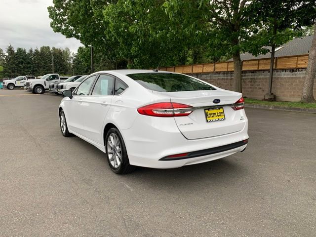 Used 2017 Ford Fusion SE FWD image 3
