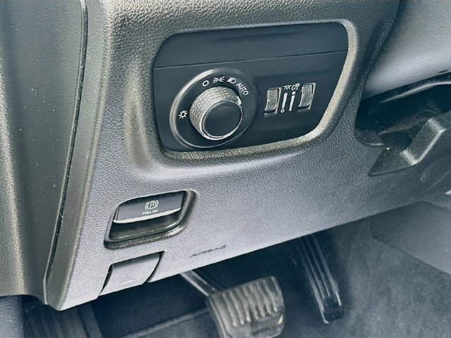 Used 2023 Jeep Grand Cherokee Laredo AWD/4WD image 11