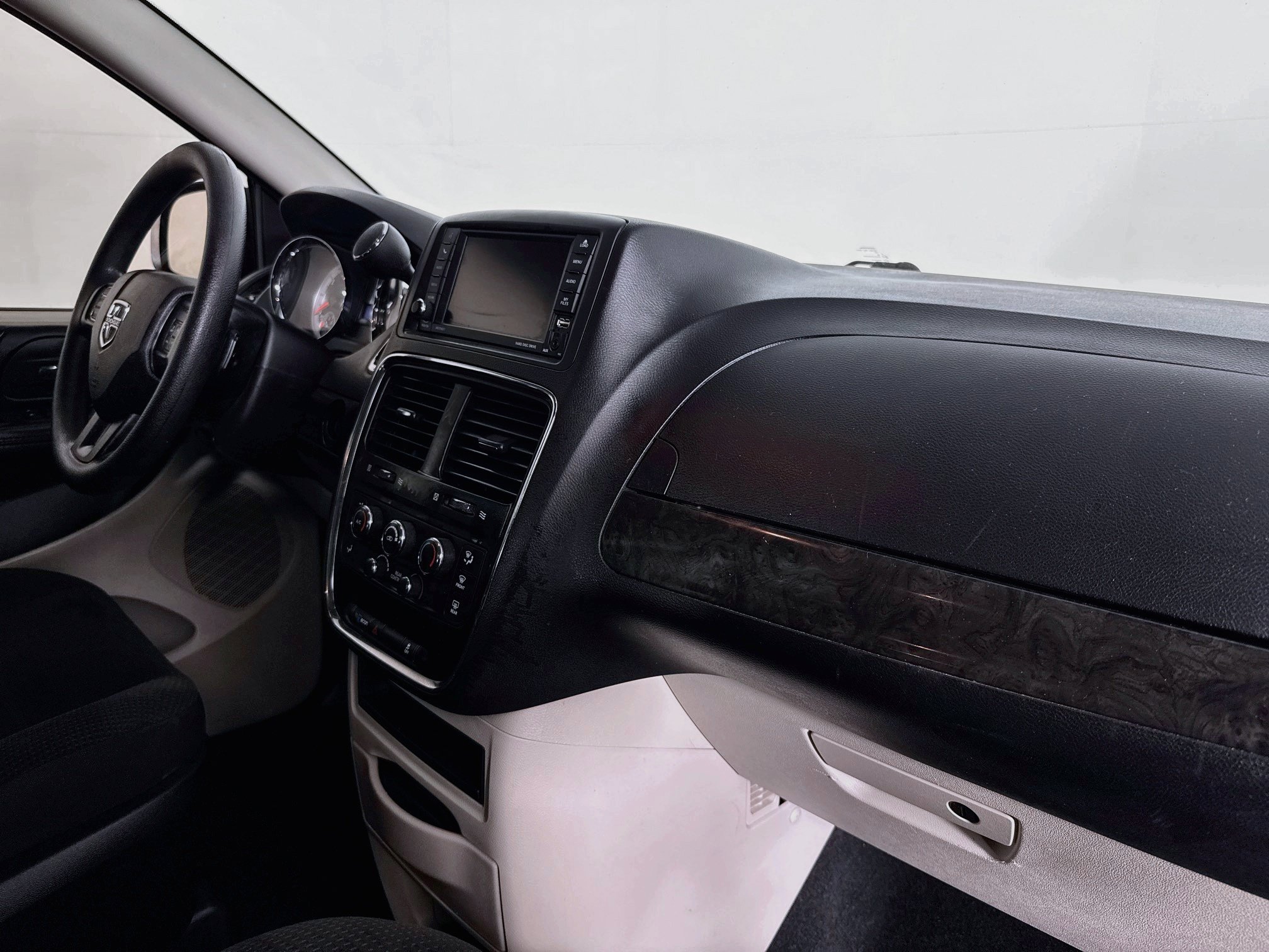 Used 2018 Dodge Grand Caravan SE FWD image 49