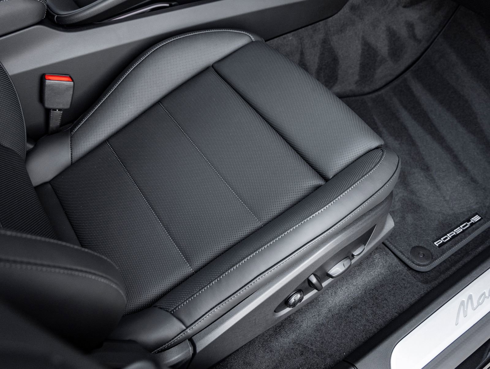 Used 2025 Porsche Macan Electric image 41