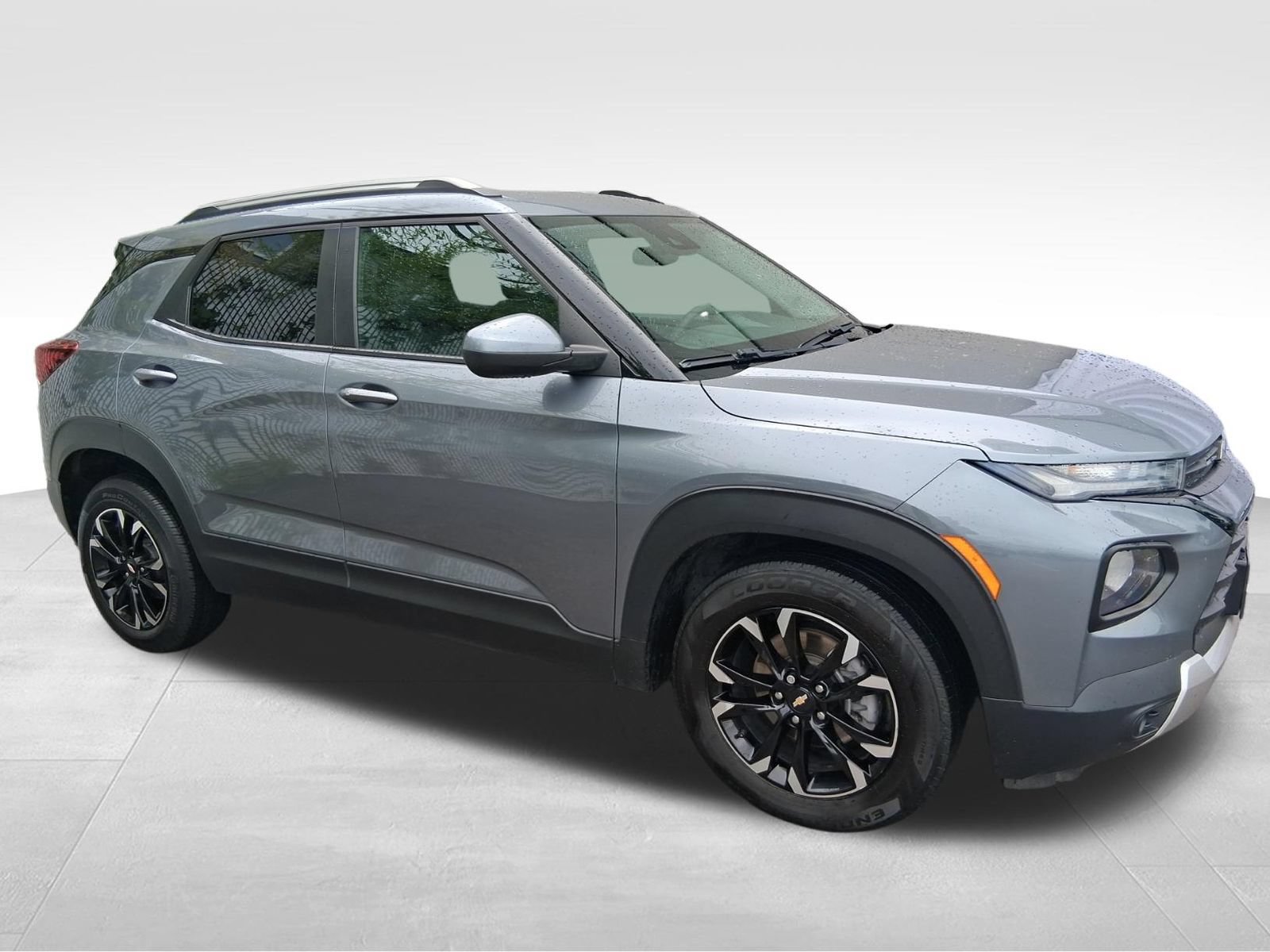 Used 2021 Chevrolet TrailBlazer LT w/ LPO, Blackout Package FWD image 3