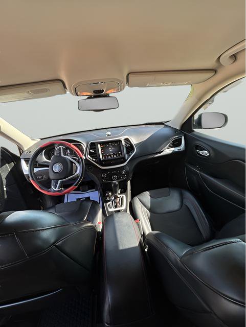 Used 2017 Jeep Cherokee Trailhawk w/ Comfort & Convenience Group AWD/4WD image 13