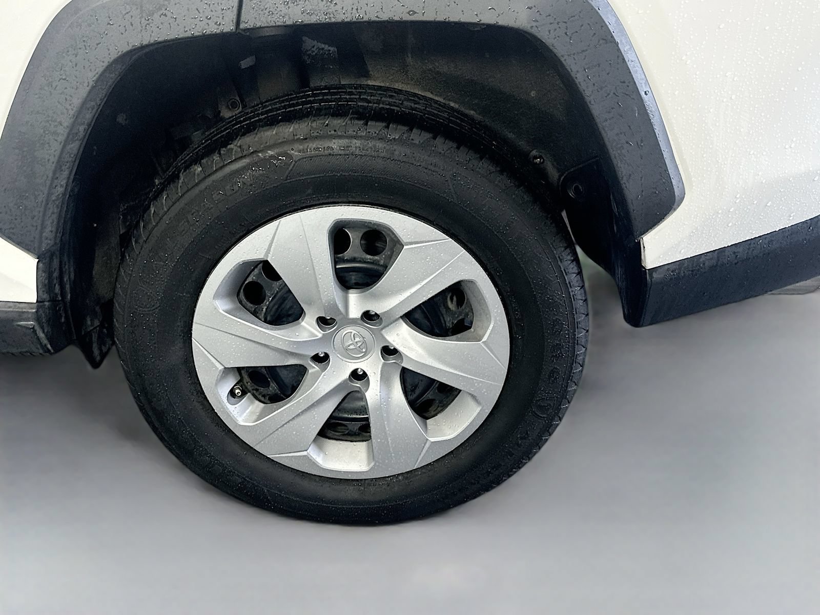 Used 2021 Toyota RAV4 LE AWD/4WD image 28