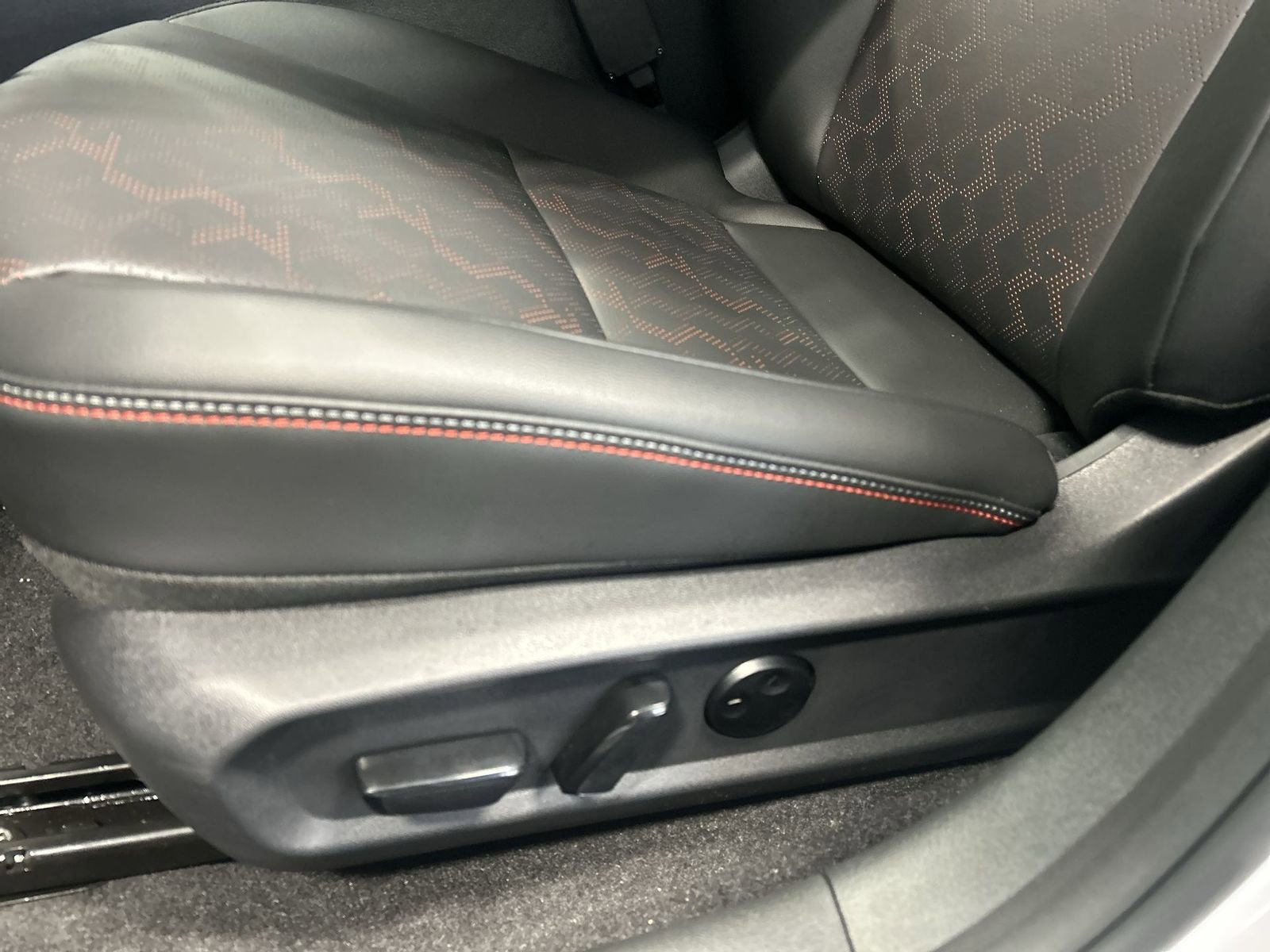 New 2026 Nissan Sentra SR w/ SR Premium Package FWD image 27